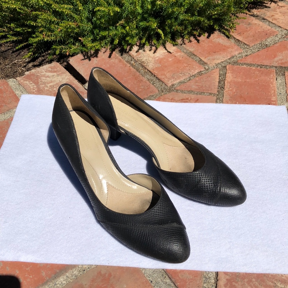 Black pumps